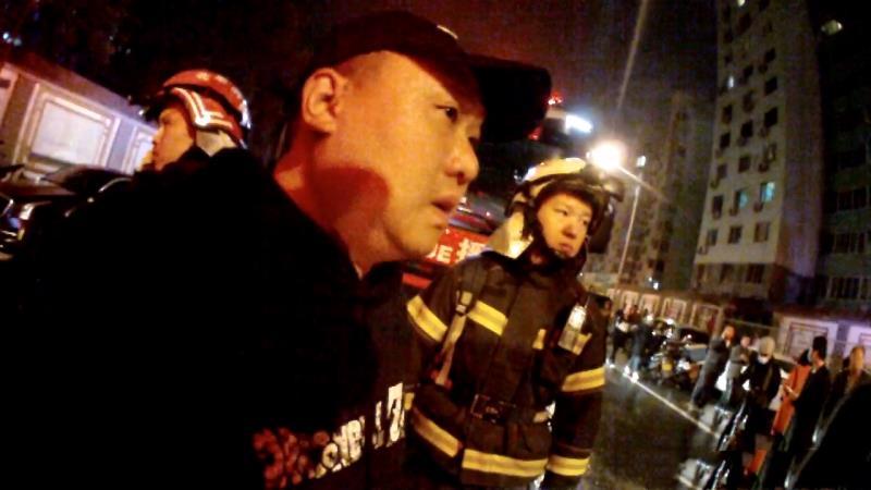 人民警察|壹现场｜北京一居民楼半夜起火下班民警“秒变”消防员