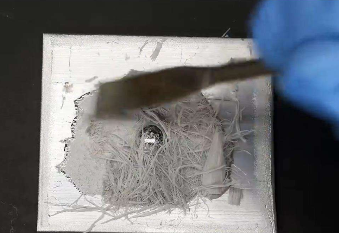 为什么一滴水银就能摧毁飞机?将水银滴在铝板上,画面太壮观了