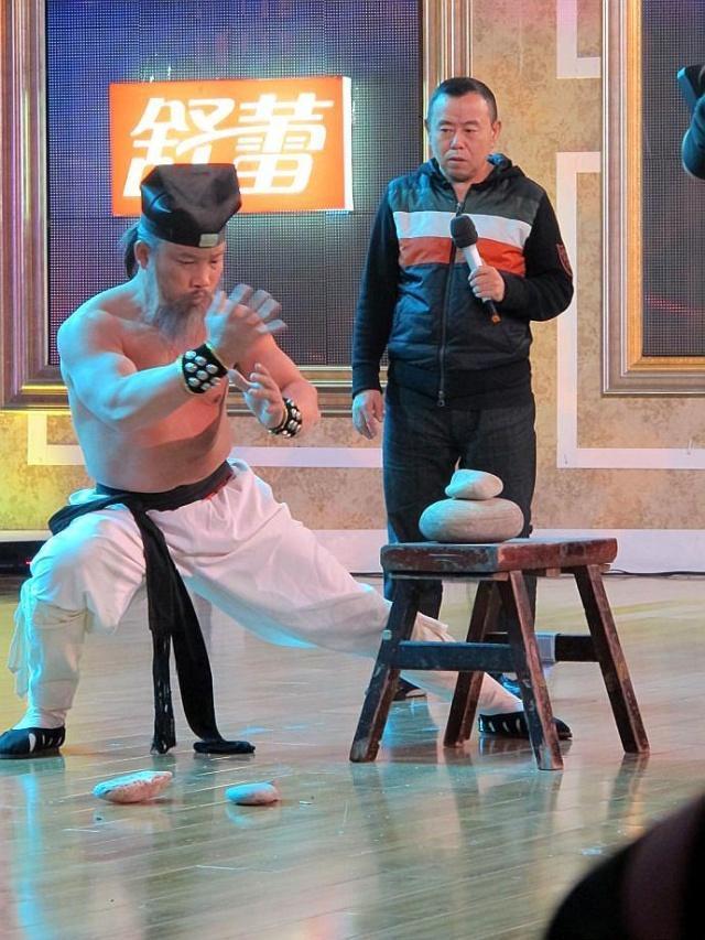 真正的传武大师要登台比武青城派何道君出战网红阿俊败者消失