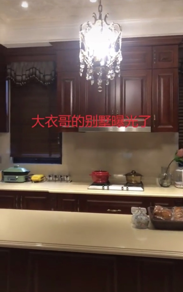 朱之文|大衣哥两层别墅曝光，装修古色古香超豪华，带小花园景色宜人