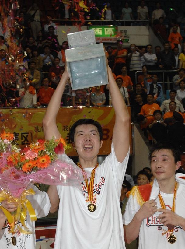 当然,强大的实力不在了,但八一队队员身上的拼劲并没有失去,他们身上