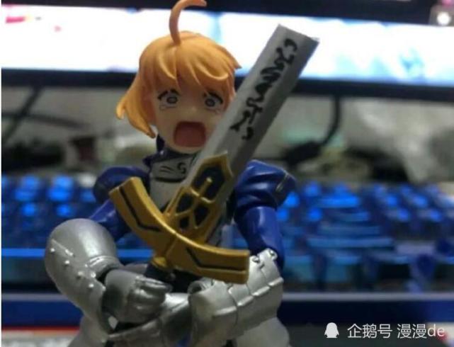 摔坏的手办被老奶奶重新安装好像比原来更有味道了