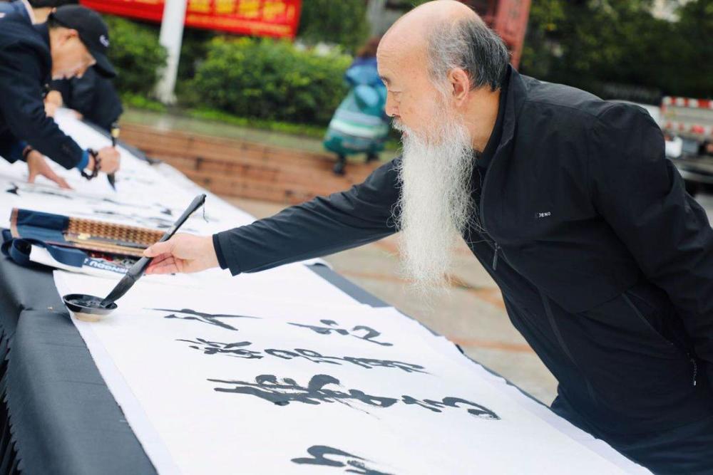 书法|翰墨抒情书法写意 成都温江社区居民创作31米长卷迎大运