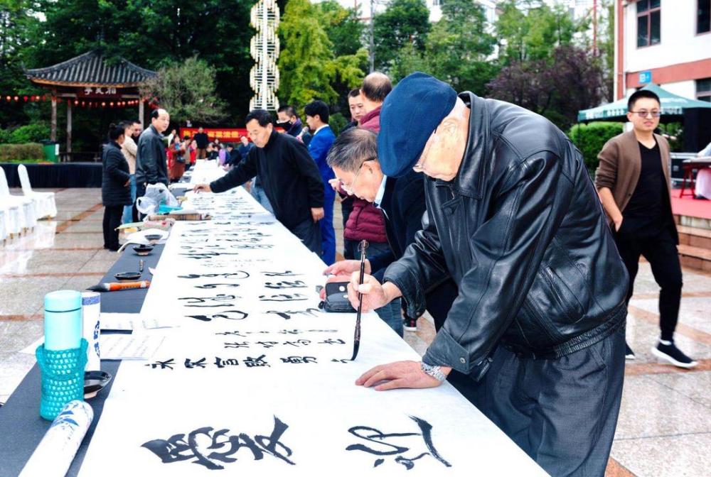 书法|翰墨抒情书法写意 成都温江社区居民创作31米长卷迎大运