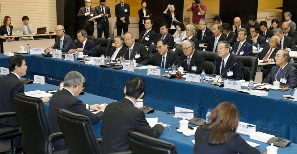 中日两国商务人士(共同社)