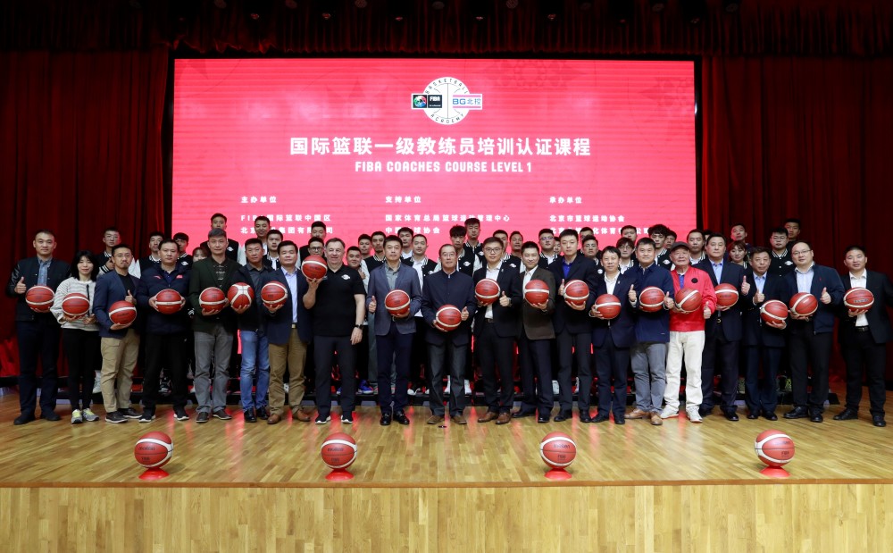 王守恒以及中国篮协裁判委员会常委,篮球国际裁判靳茁担任特邀讲师