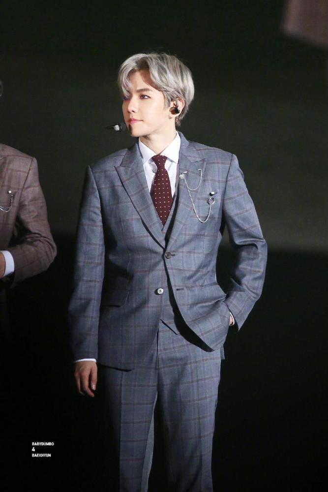 exo边伯贤新染白发晒自拍帽子遮不住帅气灿白cp粉喊话朴灿烈跟上