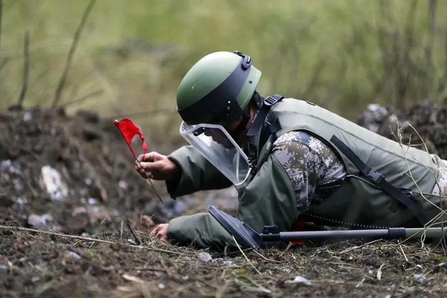 工兵扫雷 工兵逢山开路,遇水架桥 在大多数人的印象里,工兵就是挖地雷