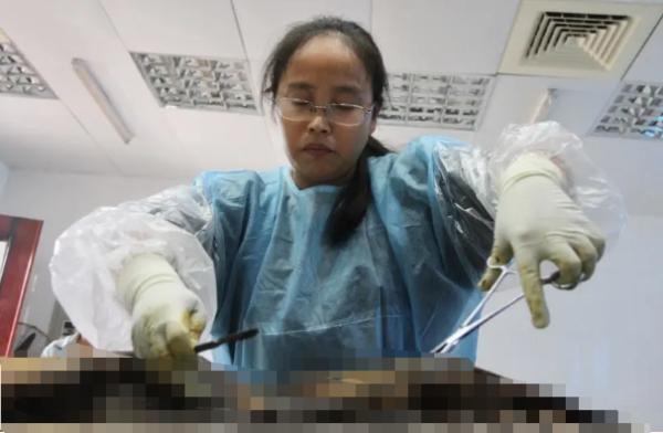 江西九江"最美女法医"用解剖刀破译死亡密码_腾讯新闻