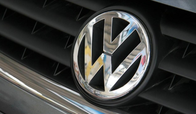 上汽大众|卖车不赚钱，砸车定损来创收，上汽大众4S店砸车定损只换来责令停业？