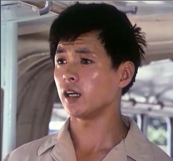 在网上一搜就能发现,迟志强确实在《瞄准》里友情出演了李局长,给黄轩
