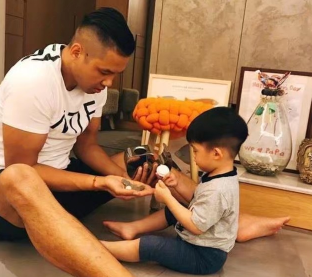 范玮琪|范玮琪和儿子玩自拍，飞飞翔翔比心有镜头感，豪宅内景曝光