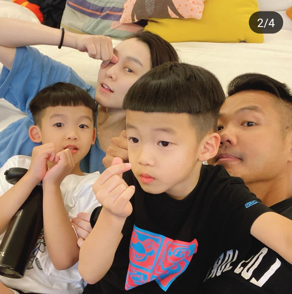 范玮琪|范玮琪和儿子玩自拍，飞飞翔翔比心有镜头感，豪宅内景曝光