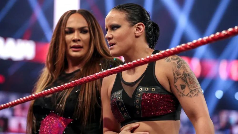 突然出現善娜-巴斯勒(shayna baszler)奈亞-賈克斯(nia jax)現任女雙