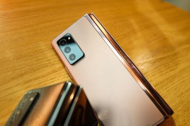 和三星galaxy z flip系列一样,在铰链方面,三星galaxy z fold2 5g采用