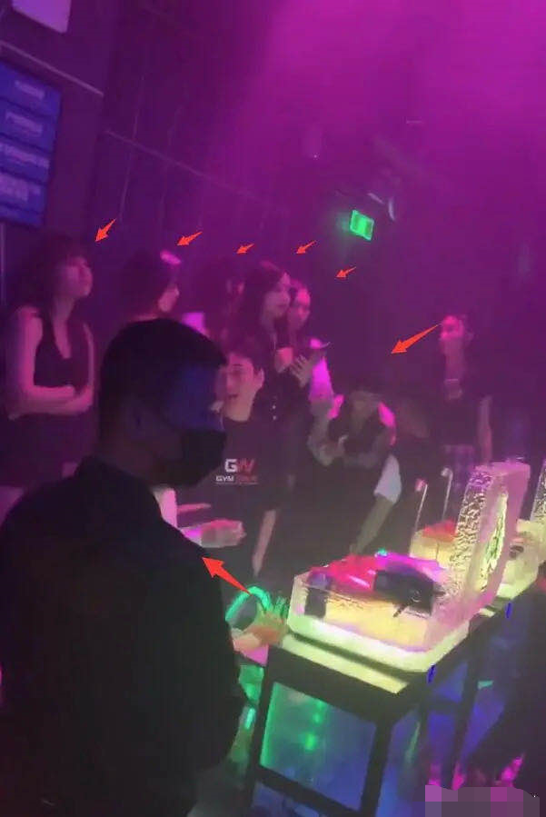 王思聪夜店再被拍200瓶黑桃a摆满全场场面壮观