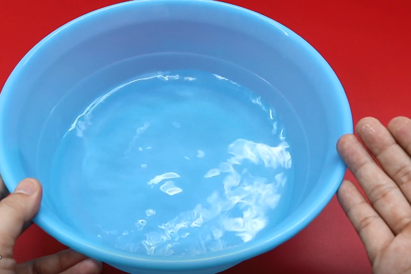 在烟灰缸旁边放一个百洁布,作用真厉害,解决了很多家庭的困扰