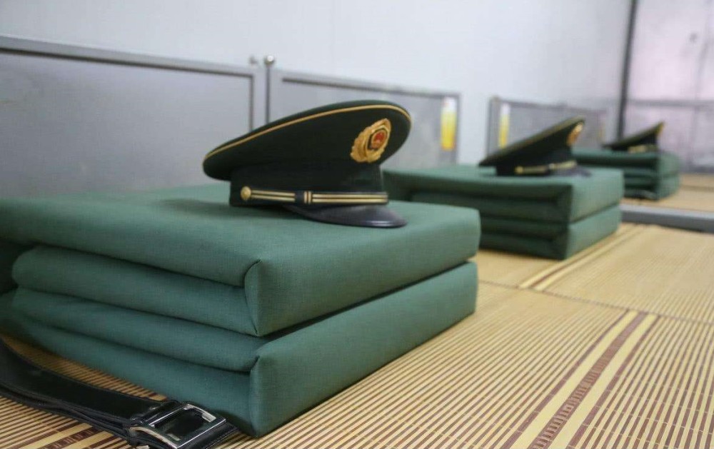 中国军被是叠"豆腐块",看看印度士兵的被子被叠成什么样?