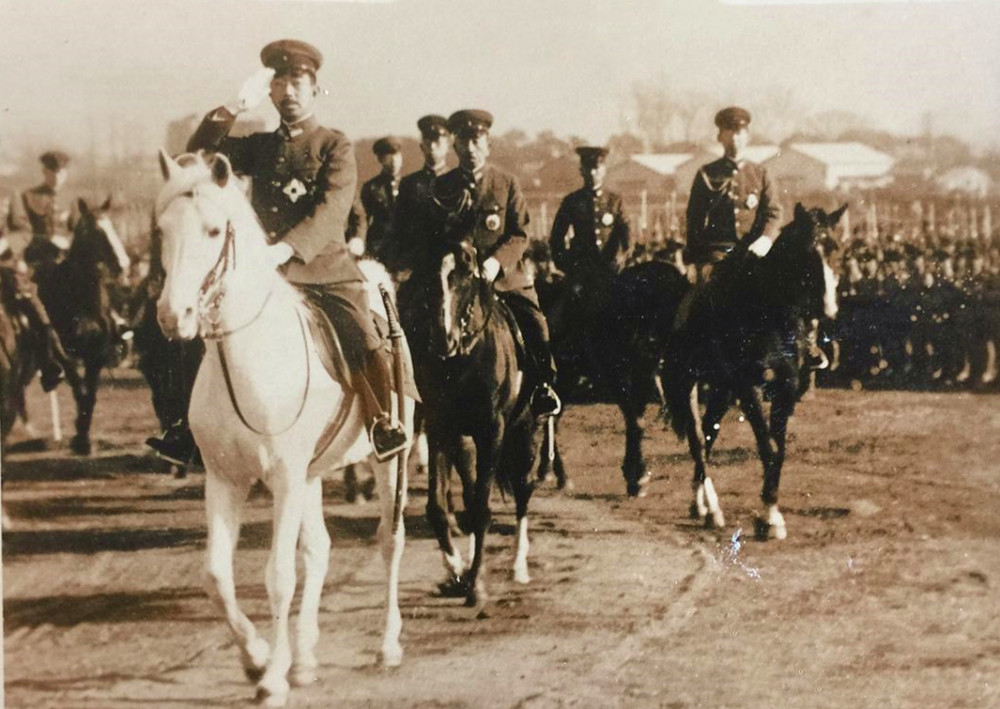 日本天皇裕仁视察旧照日本军国主义一直向欧亚大陆挺进,可是他们没