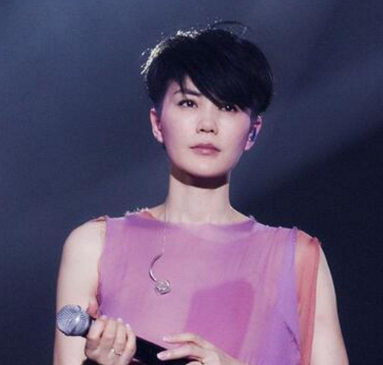 谢霆锋|“纠缠”11年，终究是“败”给了金钱，10亿家产看透“孽缘”