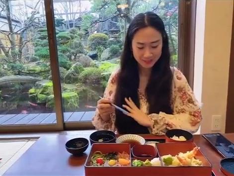 芙蓉姐姐罕露面气质大变 餐厅吃高级日料优雅迷人 43岁宛如少女 凤姐 芙蓉 网红