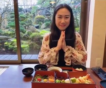 芙蓉姐姐罕露面气质大变 餐厅吃高级日料优雅迷人 43岁宛如少女 芙蓉 网红 凤姐