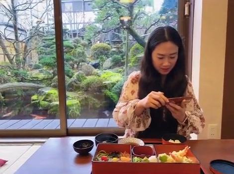 芙蓉姐姐罕露面气质大变 餐厅吃高级日料优雅迷人 43岁宛如少女 芙蓉 网红 凤姐