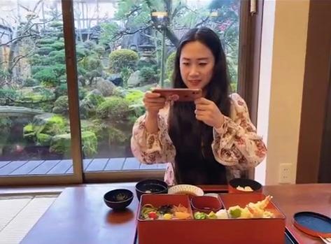 芙蓉姐姐罕露面气质大变 餐厅吃高级日料优雅迷人 43岁宛如少女 芙蓉 网红 凤姐