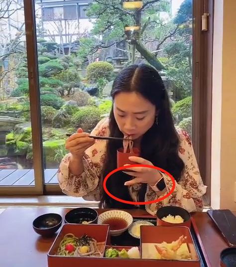 芙蓉姐姐罕露面气质大变 餐厅吃高级日料优雅迷人 43岁宛如少女 芙蓉 网红 凤姐