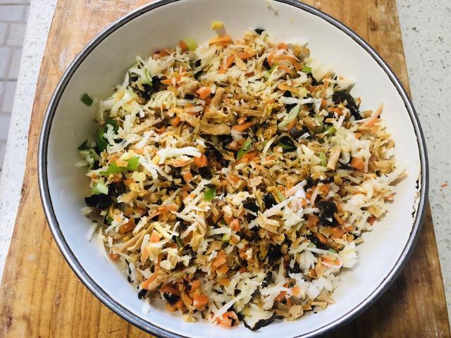 包子|北京一家三口家常晚餐，包子搭配凉菜和杂粮粥，网友：简单还解馋