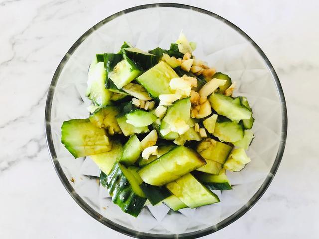 包子|北京一家三口家常晚餐，包子搭配凉菜和杂粮粥，网友：简单还解馋