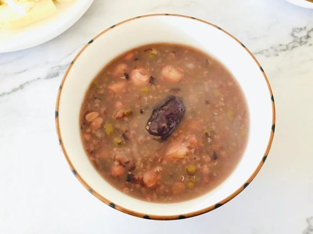 包子|北京一家三口家常晚餐，包子搭配凉菜和杂粮粥，网友：简单还解馋