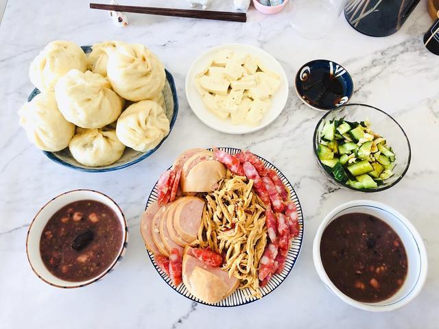 包子|北京一家三口家常晚餐，包子搭配凉菜和杂粮粥，网友：简单还解馋