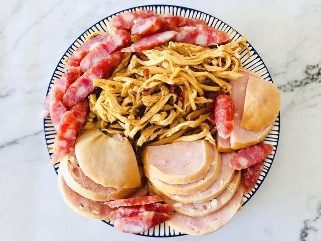 包子|北京一家三口家常晚餐，包子搭配凉菜和杂粮粥，网友：简单还解馋