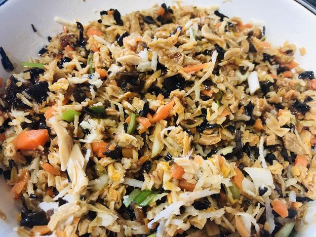 包子|北京一家三口家常晚餐，包子搭配凉菜和杂粮粥，网友：简单还解馋