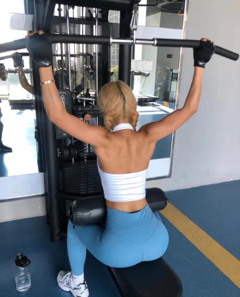 27岁杭州最美女健身教练直角肩事业线蚂蚁腰样样俱全