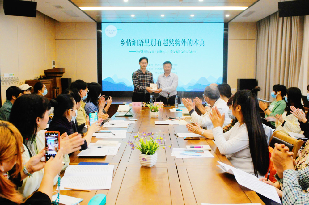 牙韩彰|乡情细语里饱含浓重的人文情怀——牙韩彰散文集《屈指家山》受壮乡读者关注