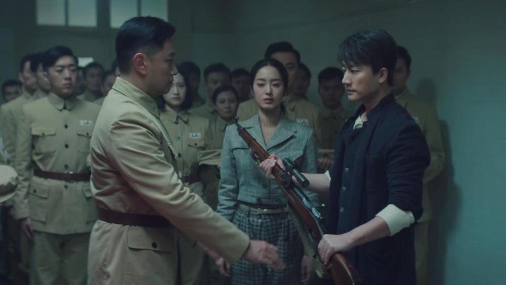 小镜子|《瞄准》小镜子下线并非偶然，推动了剧情发展，也暗示了结局