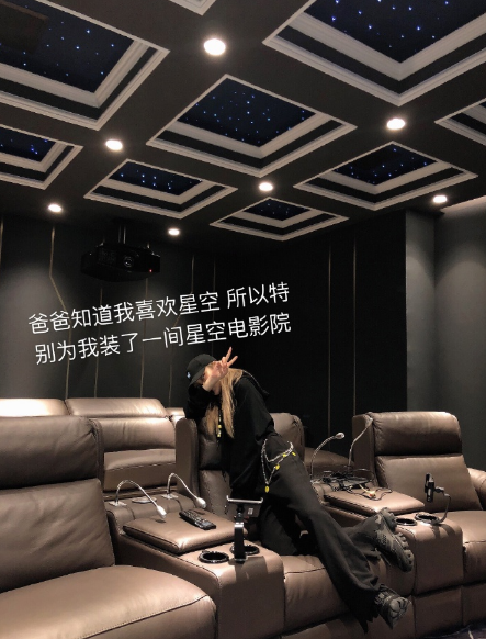 周扬青|周扬青晒与妈妈聊天又露富？妈妈放话觉得值就买，花钱不设限