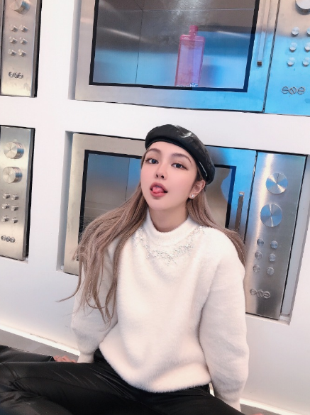 周扬青|周扬青晒与妈妈聊天又露富？妈妈放话觉得值就买，花钱不设限