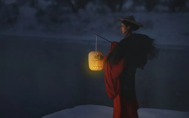 柴门闻犬吠,风雪夜归人.