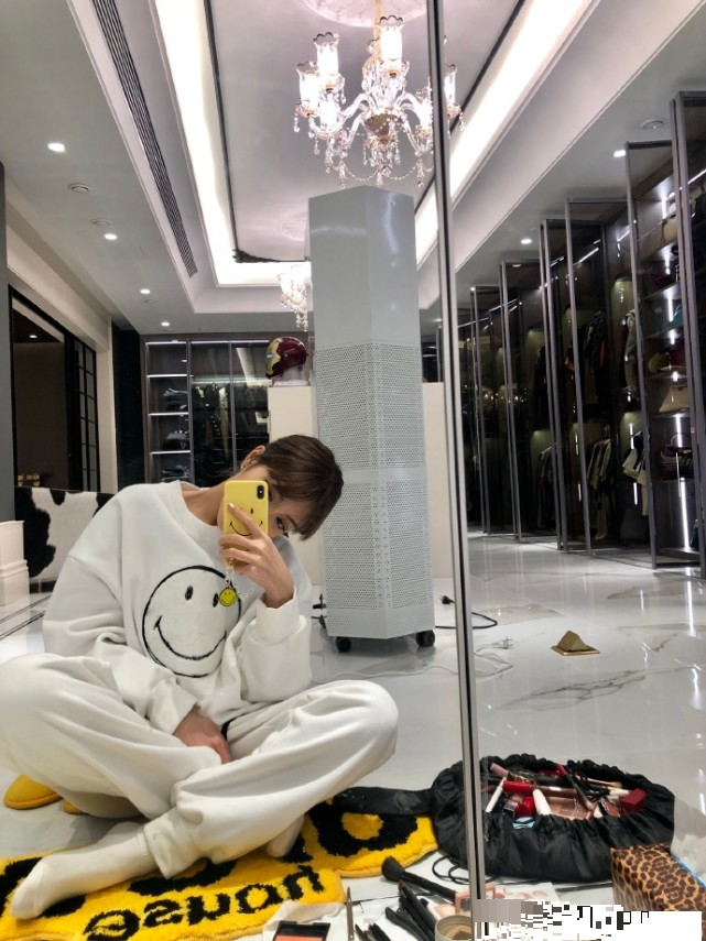 周扬青|周扬青晒与妈妈聊天又露富？妈妈放话觉得值就买，花钱不设限