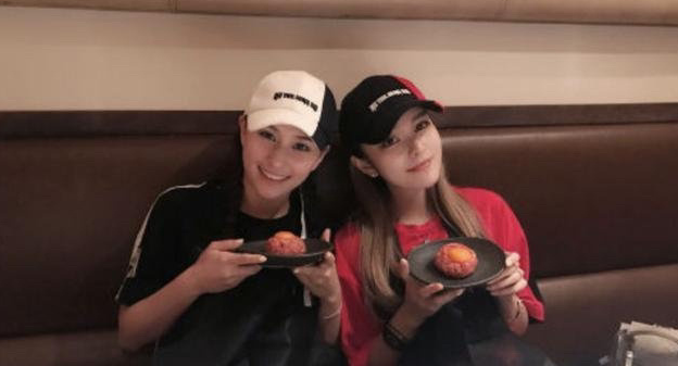 周扬青|周扬青晒与妈妈聊天又露富？妈妈放话觉得值就买，花钱不设限