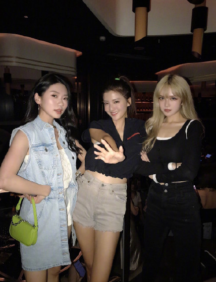 周扬青|周扬青晒与妈妈聊天又露富？妈妈放话觉得值就买，花钱不设限