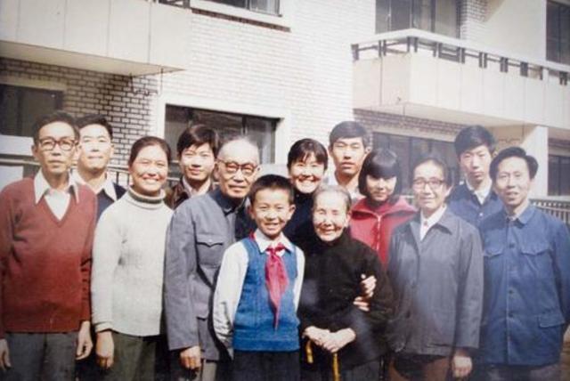 一代作家冰心,孙子为何在她墓碑上写"教子无方,枉为人表"?