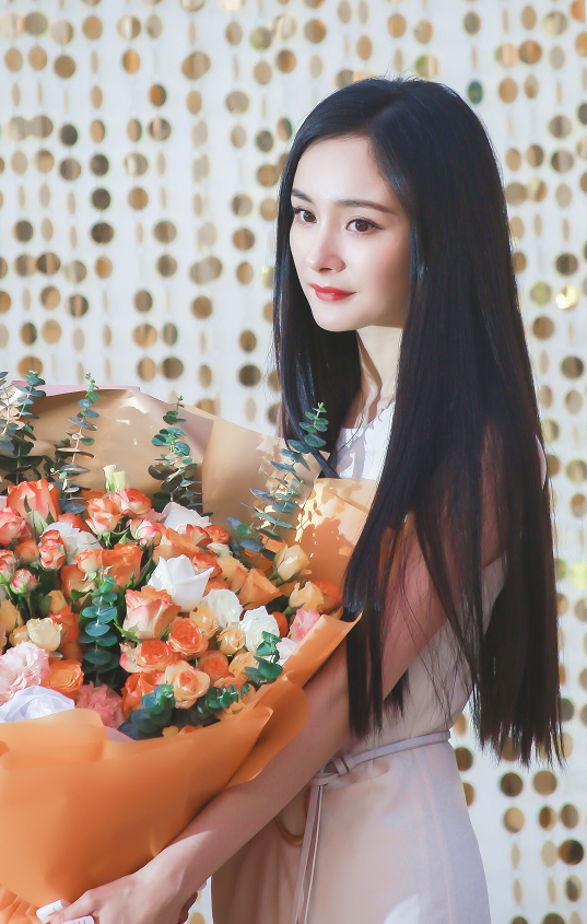 杨幂长发及腰发量让人羡慕女神不愧是女神网友她真的是不上镜