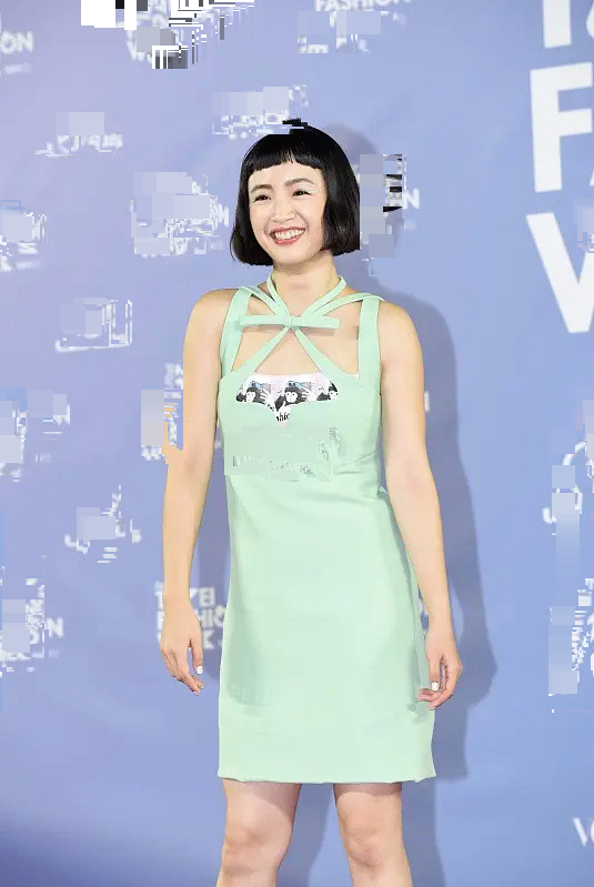 林依晨|林依晨出席时装周 新造型一言难尽