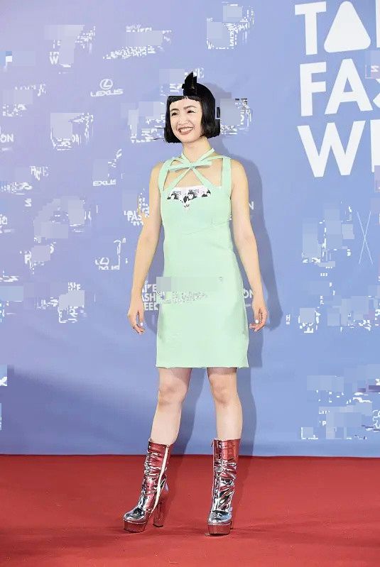 林依晨|林依晨出席时装周 新造型一言难尽