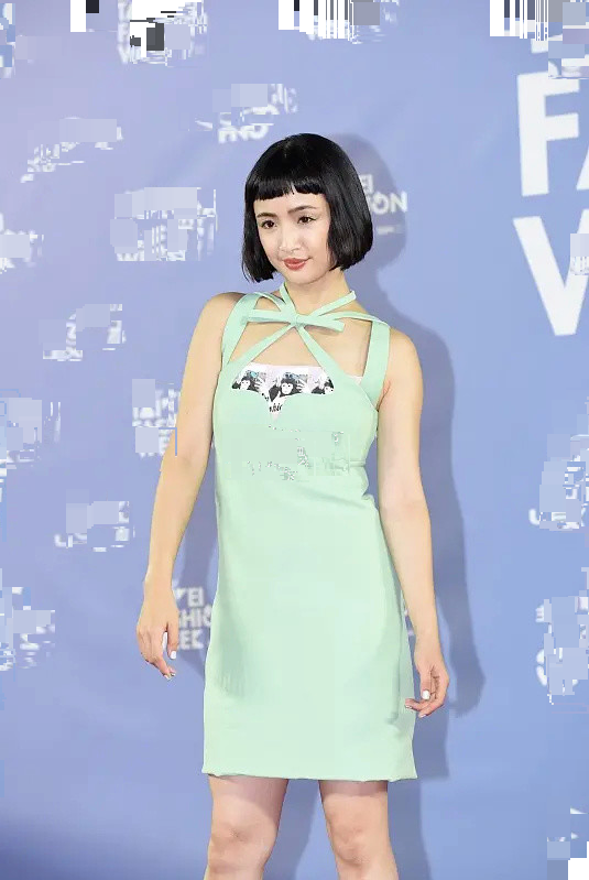 林依晨|林依晨出席时装周 新造型一言难尽