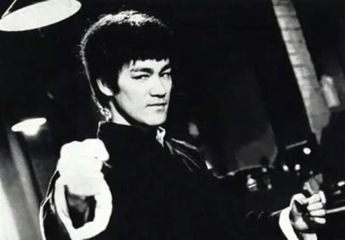 李小龙|李小龙父子都是因为意外去世的吗？真相远远没有那么简单！